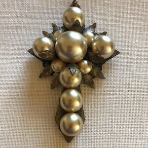 Vintage Cross Victorian Pendant Gold Tone Leaves And  Large Faux Pearl